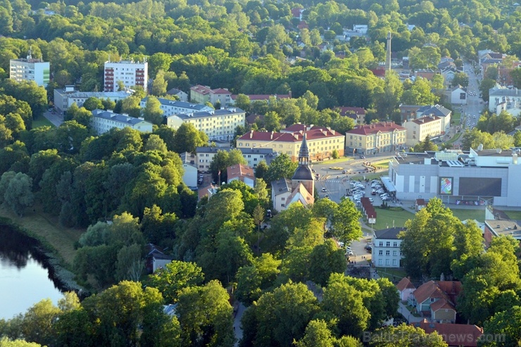 Valmierā lustīgi un krāšņi svin pilsētas 737. dzimšanas dienu 287247