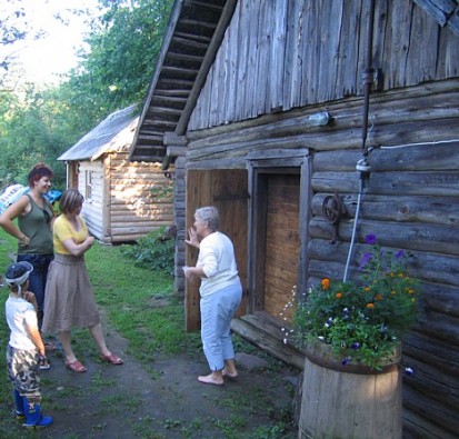 Viesiem tiek piedāvāta iespēja nopērties tradicionālajā latgaļu melnajā pirtī 15456