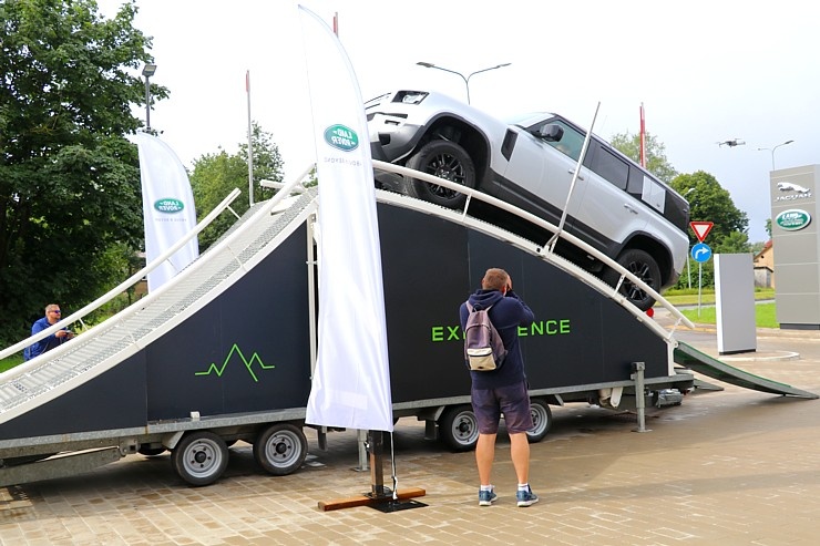 Travelnews.lv iepazīst jauno «Land Rover Defender» interesantos apstākļos 287581