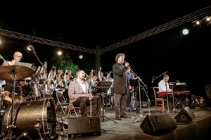 Tiguļkalnu Talsos piepilda skanīgs Raimonda Tigula brīvdabas koncerts 12