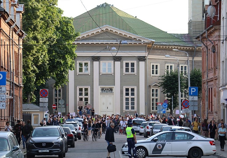 Pie Baltkrievijas vēstniecības cilvēki aktīvi protestē pret vardarbību mūsu kaimiņvalstī 288237