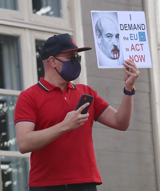 Pie Baltkrievijas vēstniecības cilvēki aktīvi protestē pret vardarbību mūsu kaimiņvalstī 288260