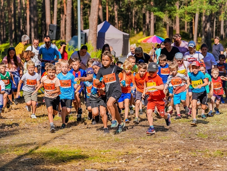 Mežaparkā norisinās populārās taku un šķēršļu skriešanas sacensības «Lāčplēšu kross» 288928