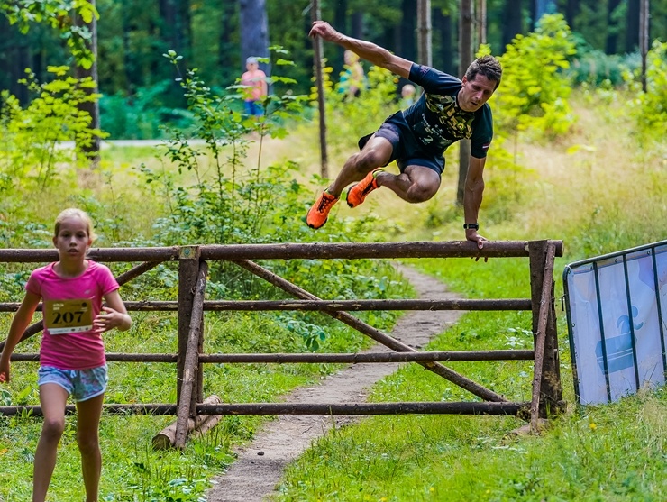 Mežaparkā norisinās populārās taku un šķēršļu skriešanas sacensības «Lāčplēšu kross» 288944