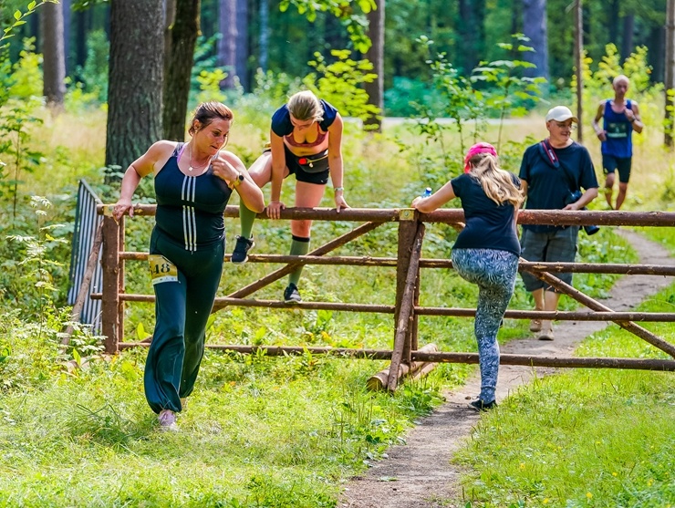 Mežaparkā norisinās populārās taku un šķēršļu skriešanas sacensības «Lāčplēšu kross» 288945