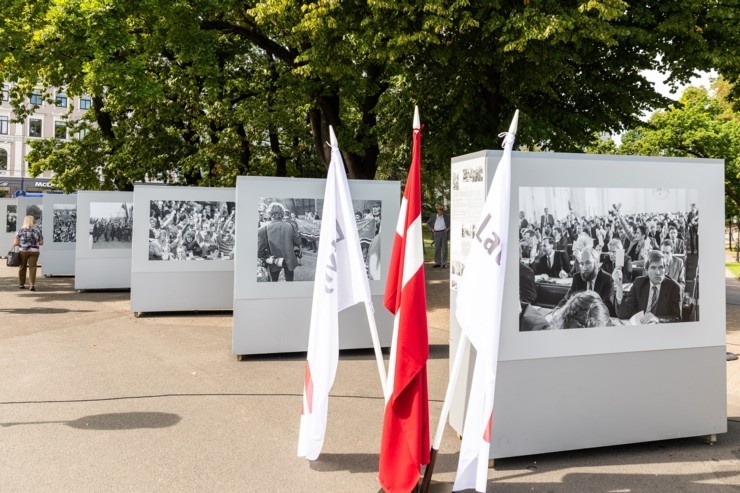 Brīvības laukumā atklāj Latvijas neatkarības atjaunošanas trīsdesmitgadei veltītu lielformāta fotoizstādi 289013