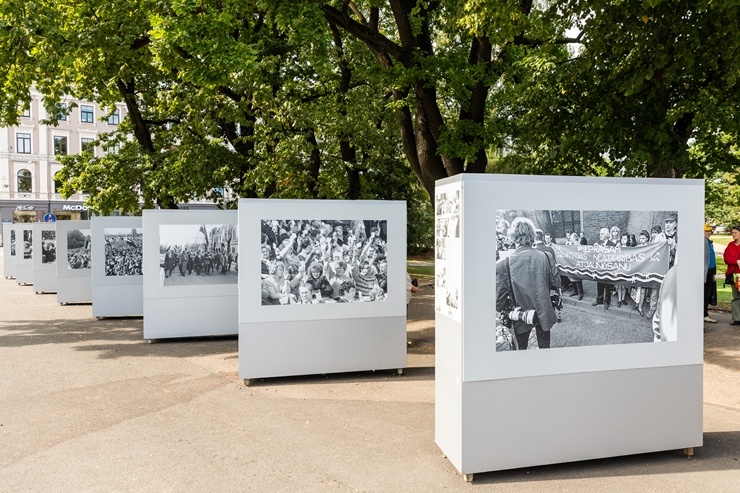 Brīvības laukumā atklāj Latvijas neatkarības atjaunošanas trīsdesmitgadei veltītu lielformāta fotoizstādi 289014