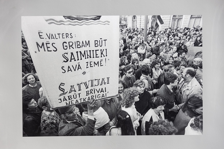 Brīvības laukumā atklāj Latvijas neatkarības atjaunošanas trīsdesmitgadei veltītu lielformāta fotoizstādi 289016