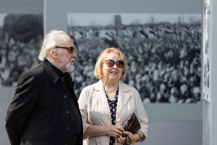 Brīvības laukumā atklāj Latvijas neatkarības atjaunošanas trīsdesmitgadei veltītu lielformāta fotoizstādi 289018