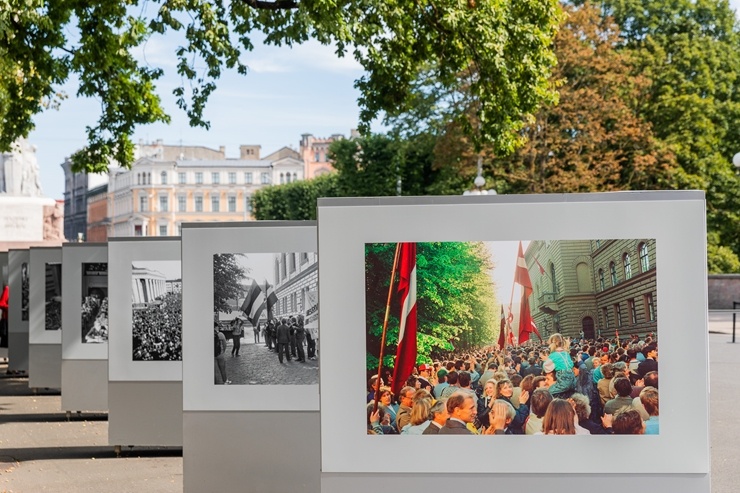 Brīvības laukumā atklāj Latvijas neatkarības atjaunošanas trīsdesmitgadei veltītu lielformāta fotoizstādi 289020