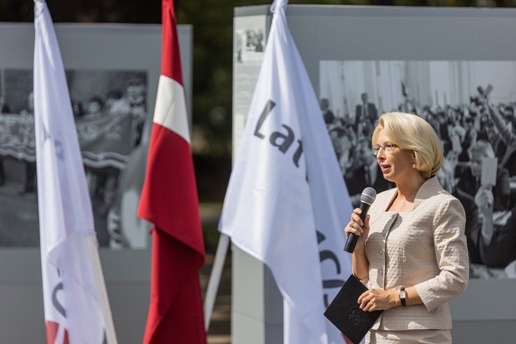 Brīvības laukumā atklāj Latvijas neatkarības atjaunošanas trīsdesmitgadei veltītu lielformāta fotoizstādi 289023