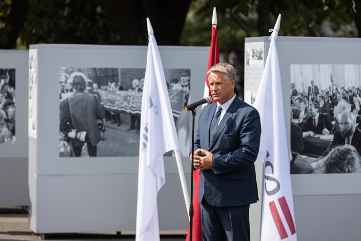 Brīvības laukumā atklāj Latvijas neatkarības atjaunošanas trīsdesmitgadei veltītu lielformāta fotoizstādi 289027