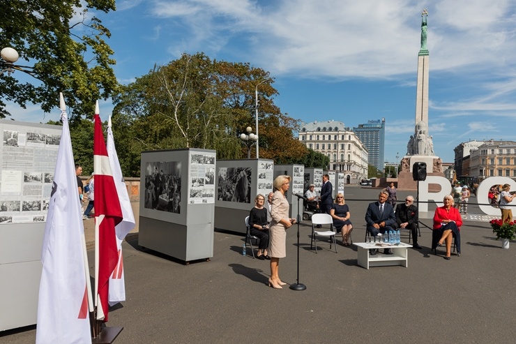 Brīvības laukumā atklāj Latvijas neatkarības atjaunošanas trīsdesmitgadei veltītu lielformāta fotoizstādi 289028