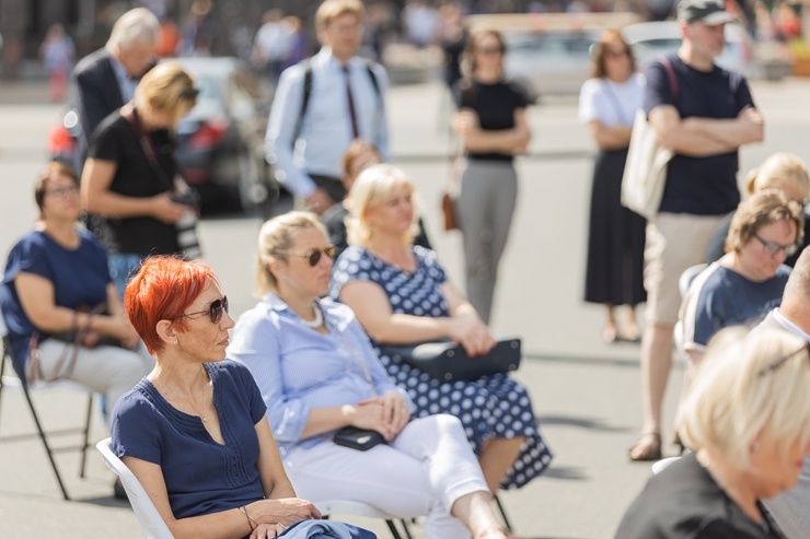 Brīvības laukumā atklāj Latvijas neatkarības atjaunošanas trīsdesmitgadei veltītu lielformāta fotoizstādi 289029