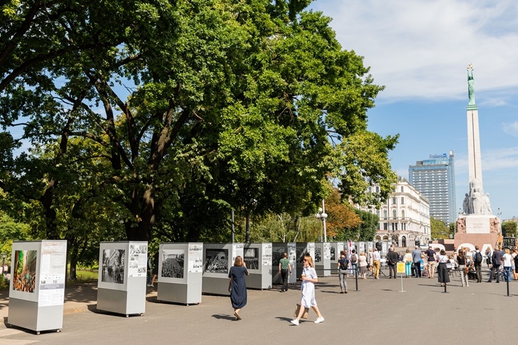 Brīvības laukumā atklāj Latvijas neatkarības atjaunošanas trīsdesmitgadei veltītu lielformāta fotoizstādi 289033