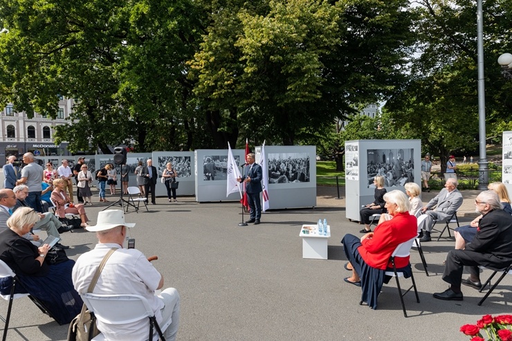 Brīvības laukumā atklāj Latvijas neatkarības atjaunošanas trīsdesmitgadei veltītu lielformāta fotoizstādi 289036