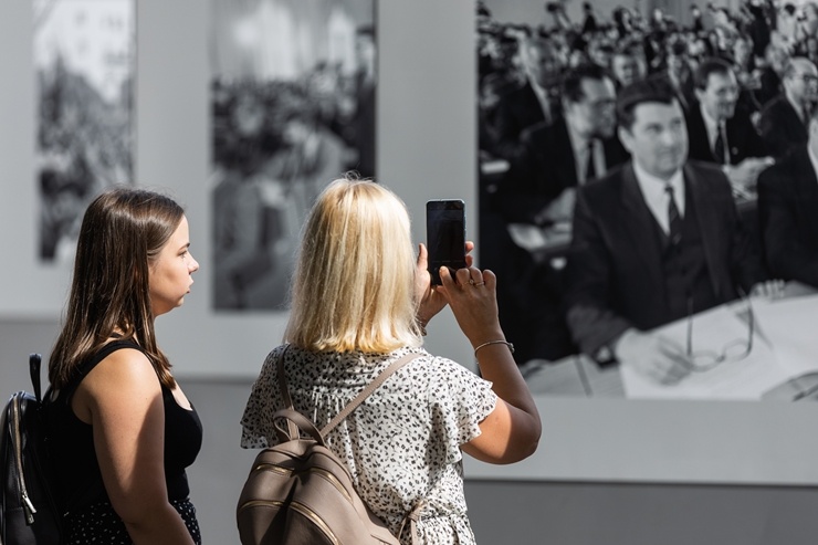 Brīvības laukumā atklāj Latvijas neatkarības atjaunošanas trīsdesmitgadei veltītu lielformāta fotoizstādi 289038