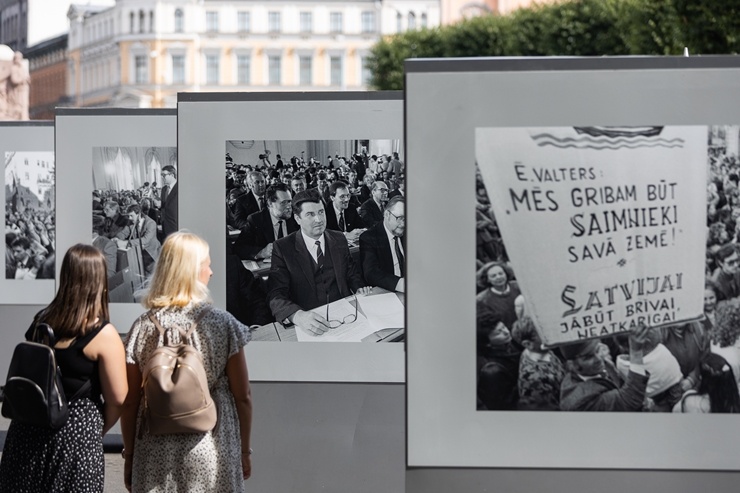 Brīvības laukumā atklāj Latvijas neatkarības atjaunošanas trīsdesmitgadei veltītu lielformāta fotoizstādi 289039