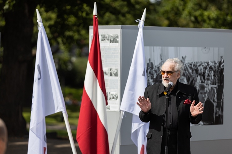 Brīvības laukumā atklāj Latvijas neatkarības atjaunošanas trīsdesmitgadei veltītu lielformāta fotoizstādi 289040