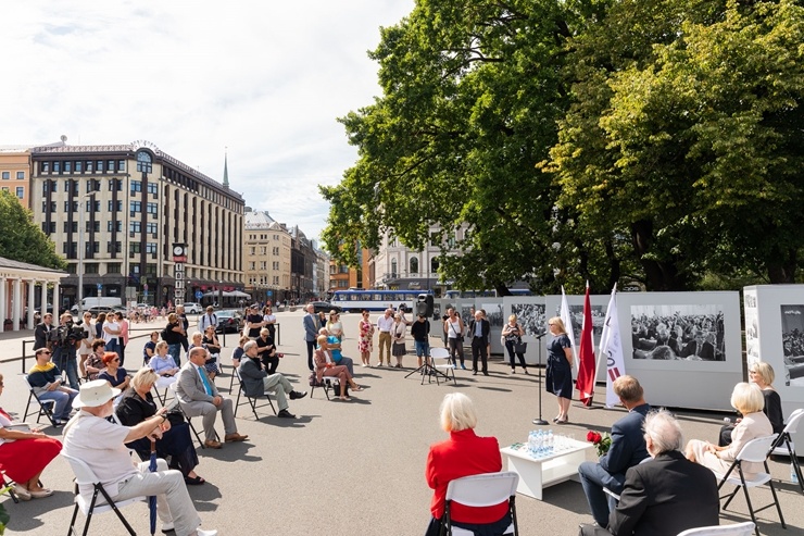 Brīvības laukumā atklāj Latvijas neatkarības atjaunošanas trīsdesmitgadei veltītu lielformāta fotoizstādi 289042