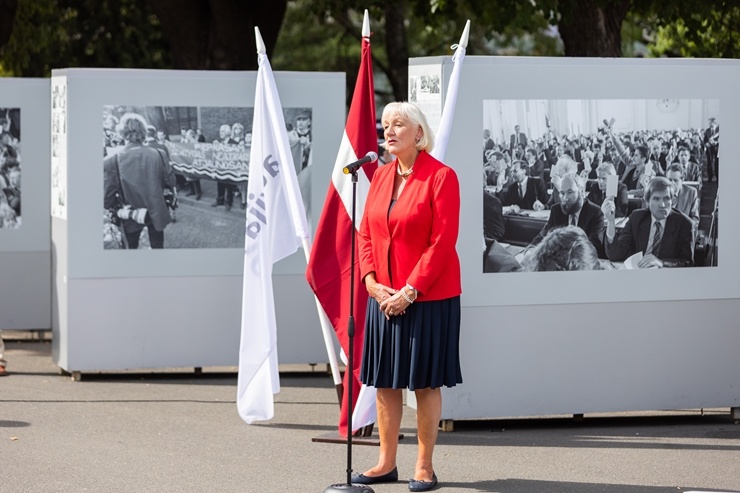 Brīvības laukumā atklāj Latvijas neatkarības atjaunošanas trīsdesmitgadei veltītu lielformāta fotoizstādi 289044