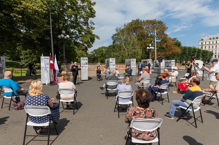 Brīvības laukumā atklāj Latvijas neatkarības atjaunošanas trīsdesmitgadei veltītu lielformāta fotoizstādi 289045