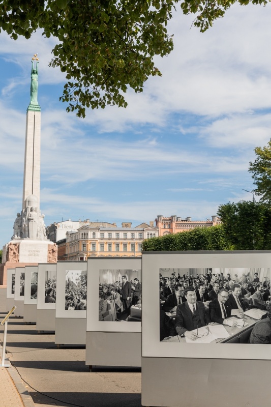 Brīvības laukumā atklāj Latvijas neatkarības atjaunošanas trīsdesmitgadei veltītu lielformāta fotoizstādi 289046