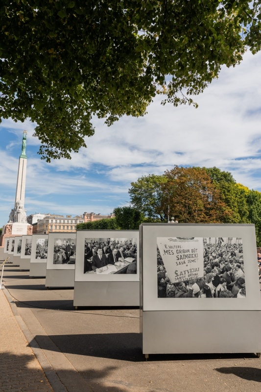 Brīvības laukumā atklāj Latvijas neatkarības atjaunošanas trīsdesmitgadei veltītu lielformāta fotoizstādi 289047