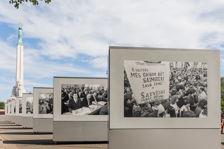 Brīvības laukumā atklāj Latvijas neatkarības atjaunošanas trīsdesmitgadei veltītu lielformāta fotoizstādi 289048