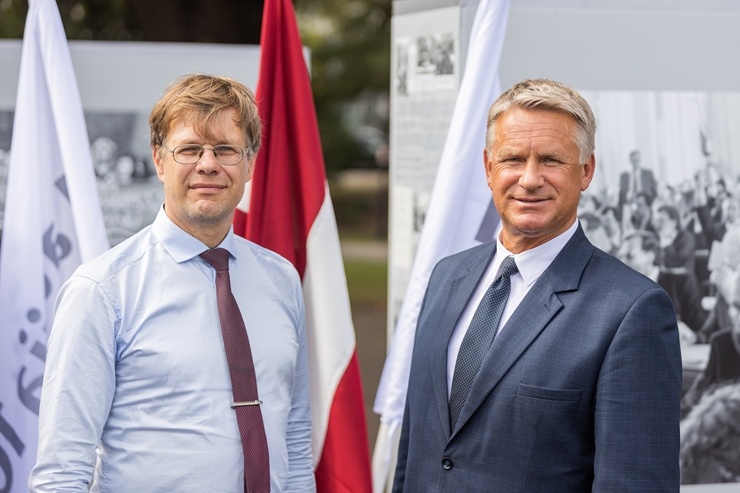 Brīvības laukumā atklāj Latvijas neatkarības atjaunošanas trīsdesmitgadei veltītu lielformāta fotoizstādi 289051