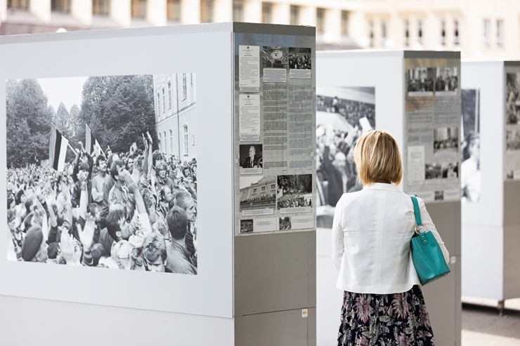 Brīvības laukumā atklāj Latvijas neatkarības atjaunošanas trīsdesmitgadei veltītu lielformāta fotoizstādi 289053