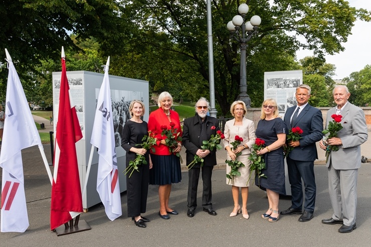 Brīvības laukumā atklāj Latvijas neatkarības atjaunošanas trīsdesmitgadei veltītu lielformāta fotoizstādi 289056