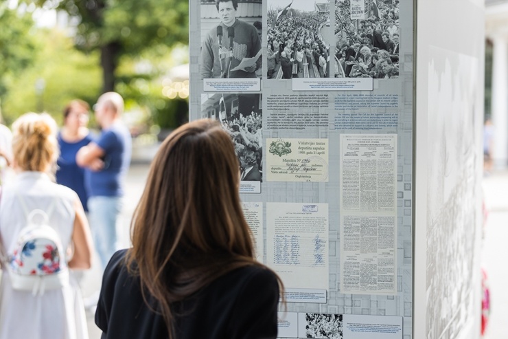 Brīvības laukumā atklāj Latvijas neatkarības atjaunošanas trīsdesmitgadei veltītu lielformāta fotoizstādi 289058