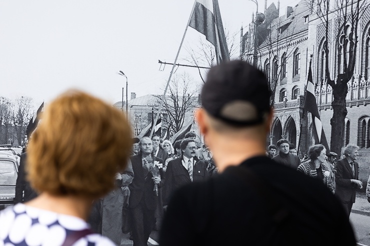 Brīvības laukumā atklāj Latvijas neatkarības atjaunošanas trīsdesmitgadei veltītu lielformāta fotoizstādi 289059