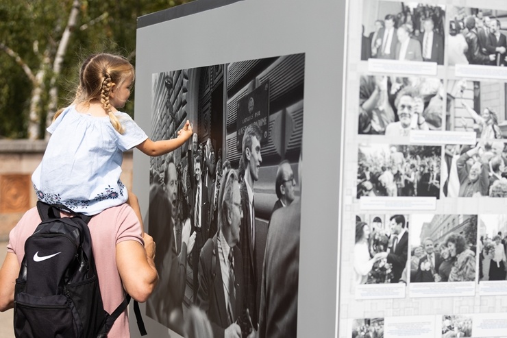 Brīvības laukumā atklāj Latvijas neatkarības atjaunošanas trīsdesmitgadei veltītu lielformāta fotoizstādi 289060