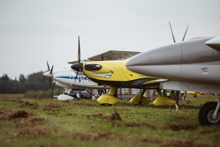 Limbažu Lidlaukā skatītājus priecē elpu aizraujošs avio šovs 289334