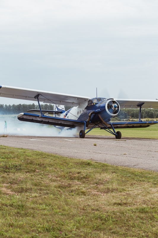 Limbažu Lidlaukā skatītājus priecē elpu aizraujošs avio šovs 289340