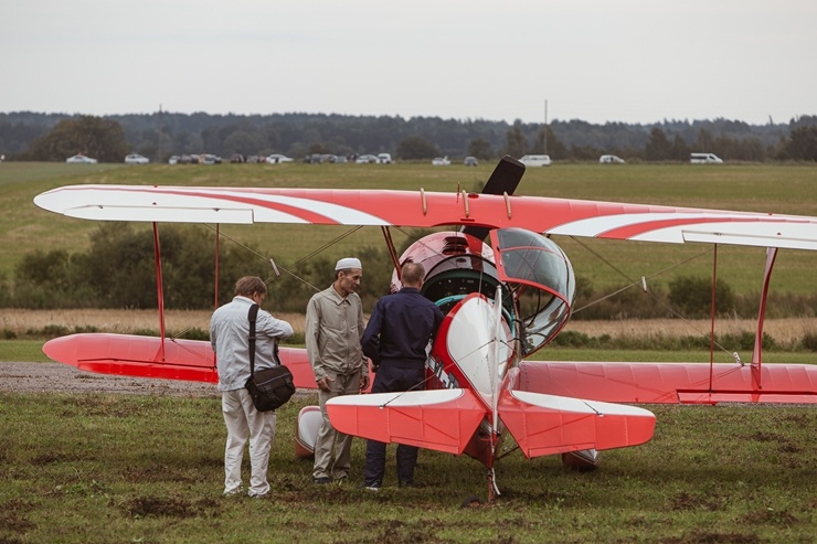 Limbažu Lidlaukā skatītājus priecē elpu aizraujošs avio šovs 289341