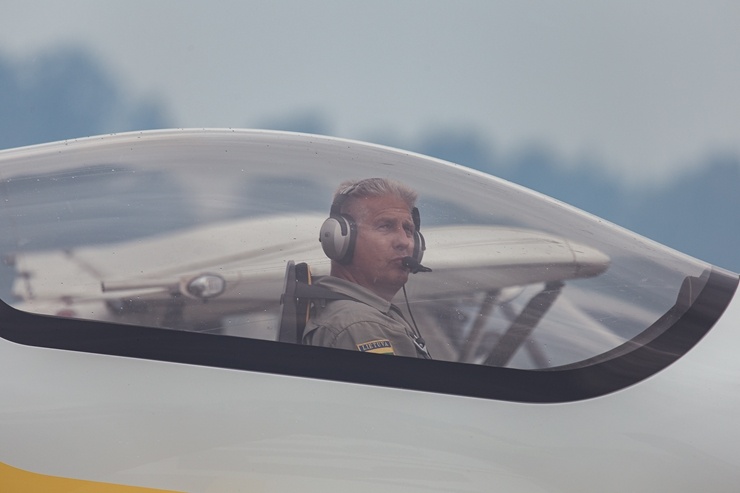 Limbažu Lidlaukā skatītājus priecē elpu aizraujošs avio šovs 289346