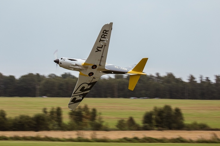 Limbažu Lidlaukā skatītājus priecē elpu aizraujošs avio šovs 289348