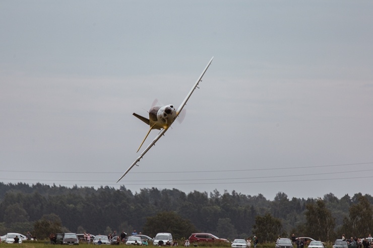 Limbažu Lidlaukā skatītājus priecē elpu aizraujošs avio šovs 289349