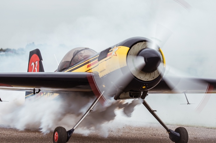 Limbažu Lidlaukā skatītājus priecē elpu aizraujošs avio šovs 289350