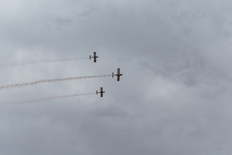 Limbažu Lidlaukā skatītājus priecē elpu aizraujošs avio šovs 289355