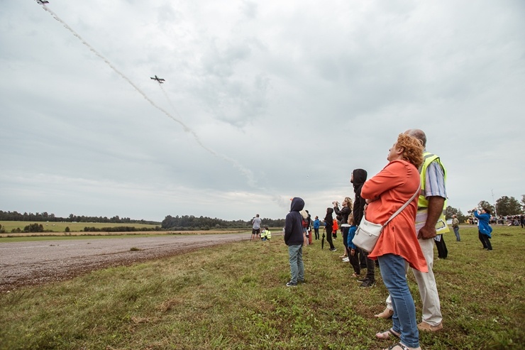 Limbažu Lidlaukā skatītājus priecē elpu aizraujošs avio šovs 289356