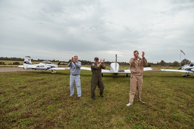 Limbažu Lidlaukā skatītājus priecē elpu aizraujošs avio šovs 289358