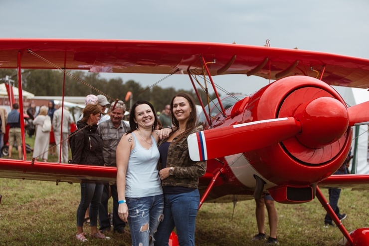 Limbažu Lidlaukā skatītājus priecē elpu aizraujošs avio šovs 289361