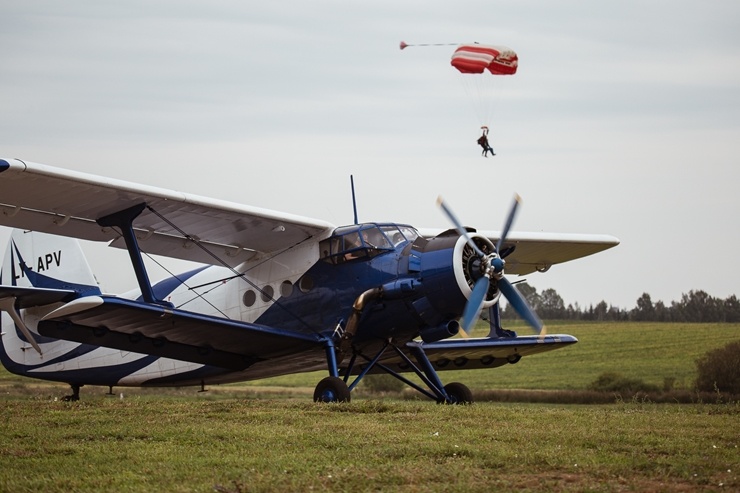 Limbažu Lidlaukā skatītājus priecē elpu aizraujošs avio šovs 289362