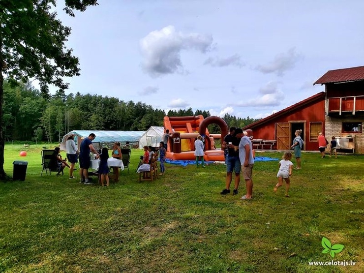 «Atvērtās dienas laukos», ko organizē lauku tūrisma asociācija Lauku ceļotājs ir lauku apceļošanas un iepazīšanas pasākums, kas jau kļuvis par tradīci 289552