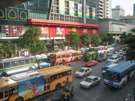 Bangkoka ir Taizemes galvaspilsēta ar 7 miljoniem iedzīvotāju. Neizbēgams, protams, ir arī sastrēgumu laiks. 15545