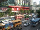 Bangkoka ir Taizemes galvaspilsēta ar 7 miljoniem iedzīvotāju. Neizbēgams, protams, ir arī sastrēgumu laiks. 1